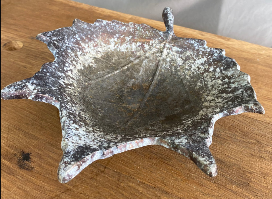 METAL MAPLE LEAF