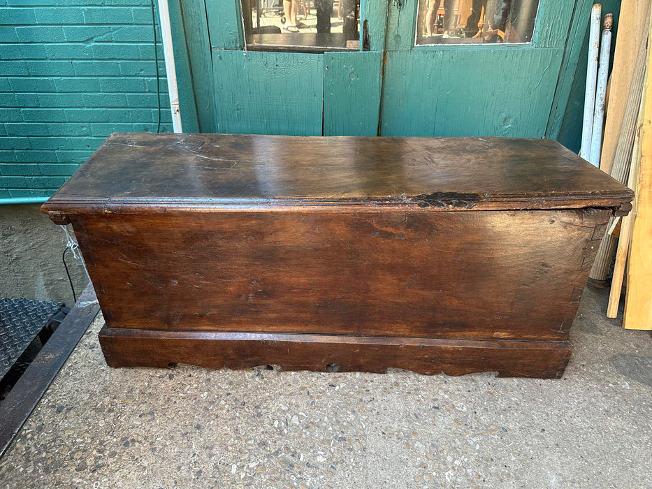 SINGLE BOARD DOVETAILED 18TH CENTURY COFFER