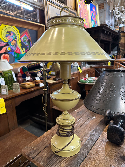 VINTAGE METAL TOLE LAMP