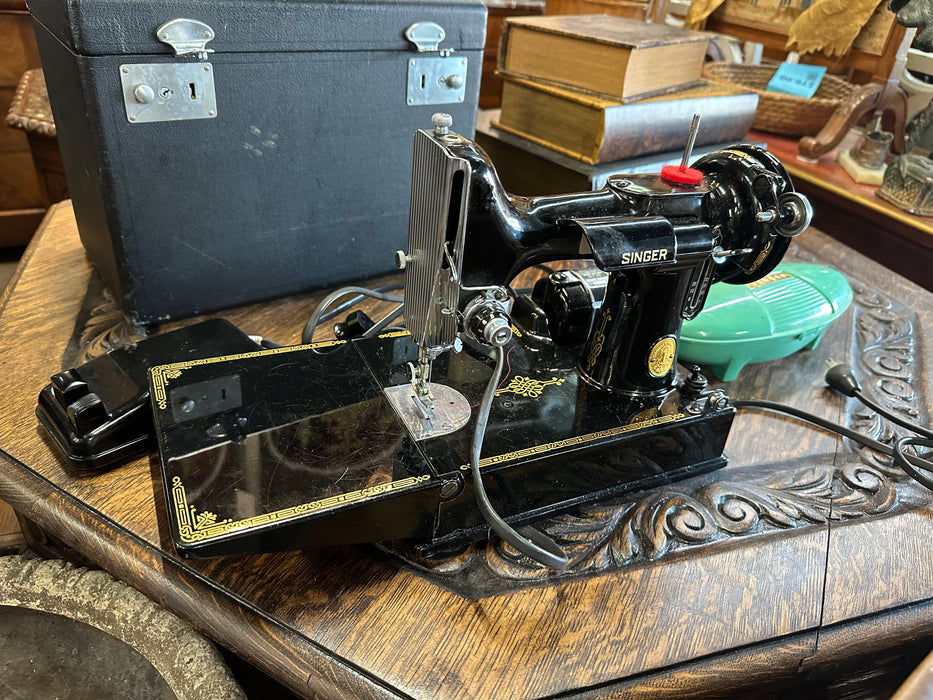 SINGER FEATHERLIGHT SEWING MACHINE IN CASE