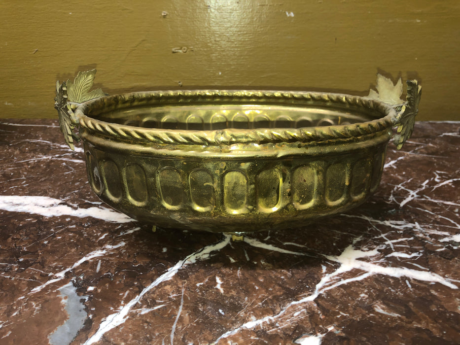 SMALL VINTAGE BRASS PLANTER WITH LEAF HANDLES