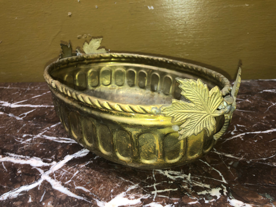 SMALL VINTAGE BRASS PLANTER WITH LEAF HANDLES