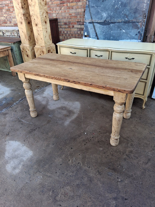 LARGE PINE TOP KITCHEN TABLE WITH LARGE PAINTED TURNED LEGS