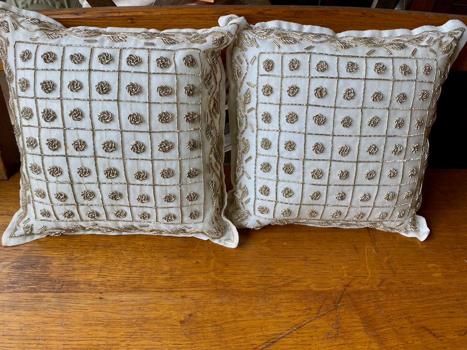 PAIR OF SMALL WHITE DECORATIVE PILLOWS