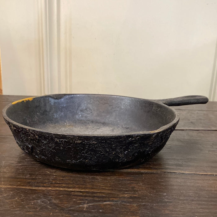 SMALL IRON SKILLET