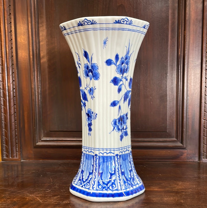 LARGE DELFT BLUE AND WHITE VASE