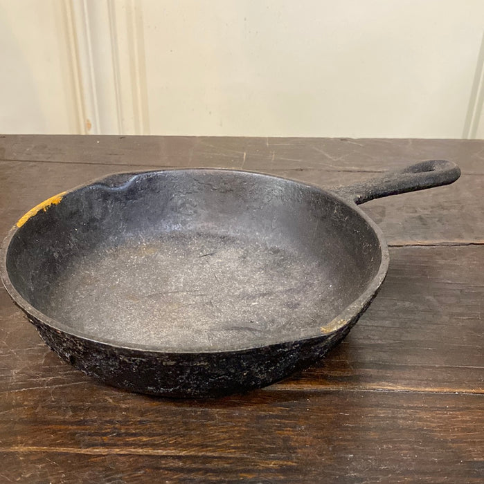 SMALL IRON SKILLET