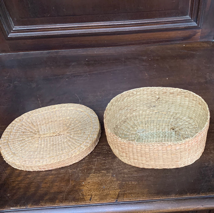 WOVEN OVAL BASKET WITH LID