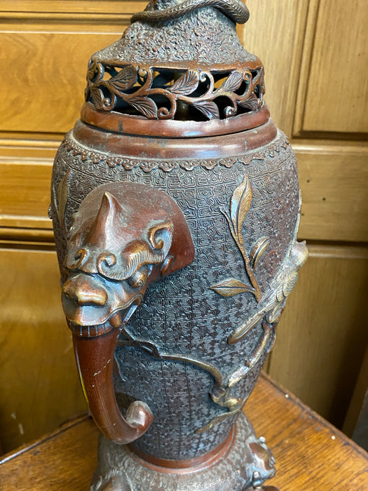 LARGE BRONZE TABLE LAMP WITH HANDLES AND BIRD