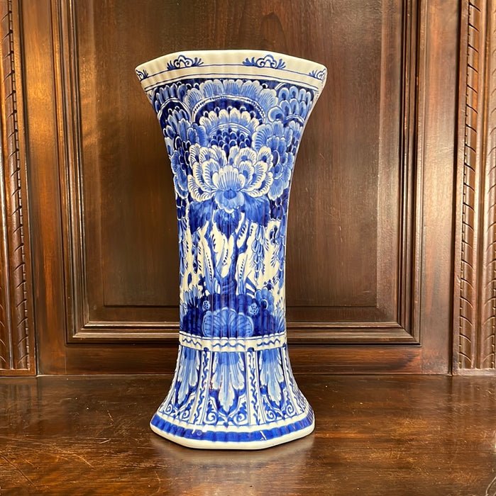LARGE DELFT BLUE AND WHITE VASE
