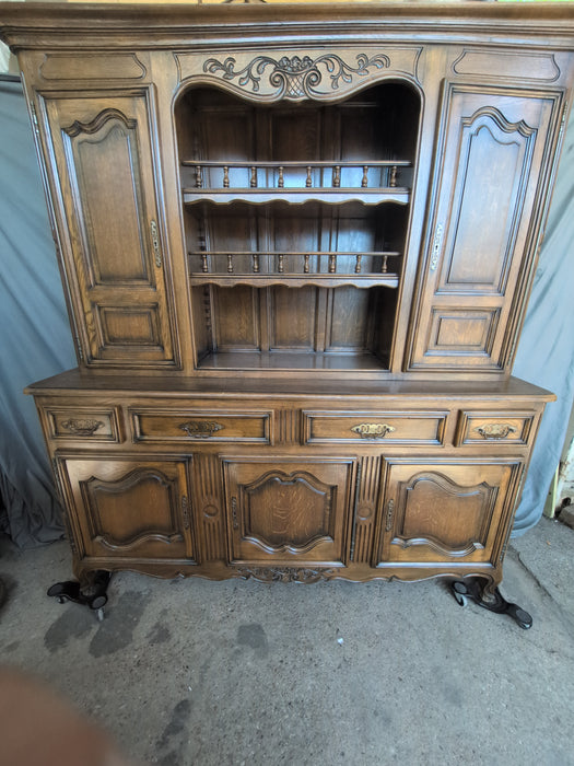 LARGE OAK VASILIER WITH RAIL SPINDLES