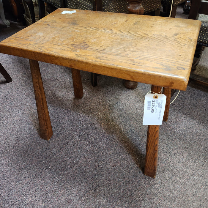 REVERSE TAPER LEG OAK TABORET