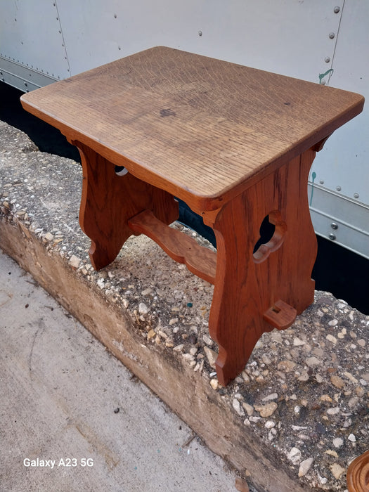 GOTHIC STOOL NO PINS