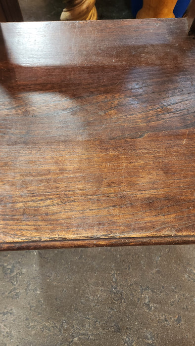 SPINDLE BACK VANITY CHAIR