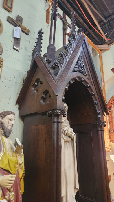 CARVED 19TH CENTURY GOTHIC OAK NICHE