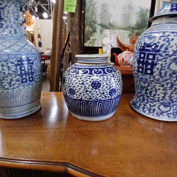 19TH CENTURY BLUE AND WHITE CHINESE LIDDED URN WITH WAX SEAL REMANANT