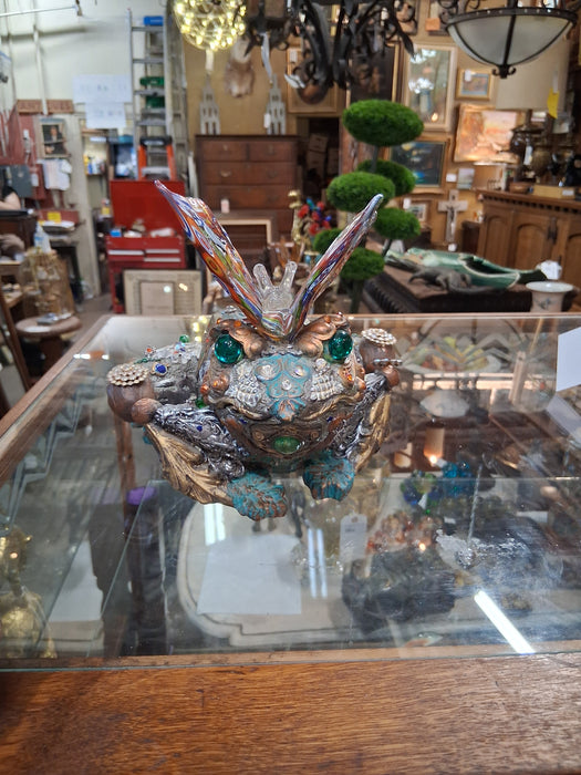 RESIN FROG AND BUTTERFLY FIGURE
