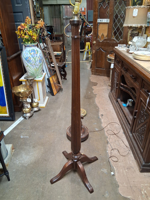 FLUTED FLOOR LAMP BASE WITH LEGS