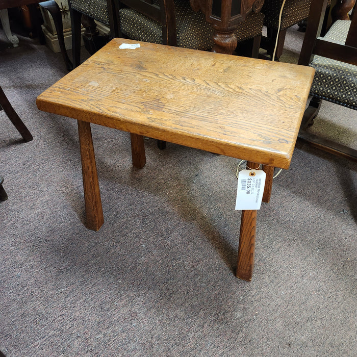 REVERSE TAPER LEG OAK TABORET