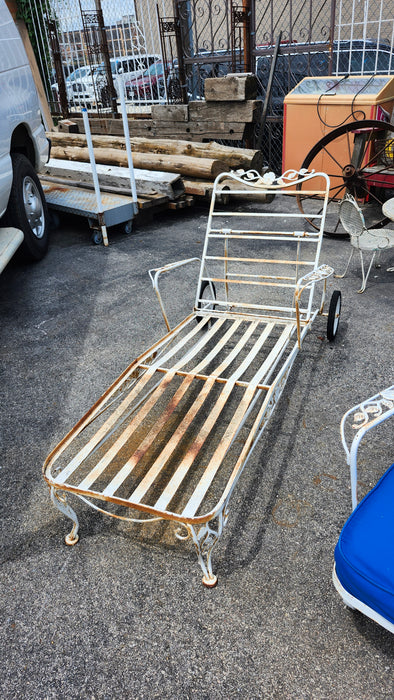 WHITE IRON CHAISE LOUNGE - NO CUSHIONS