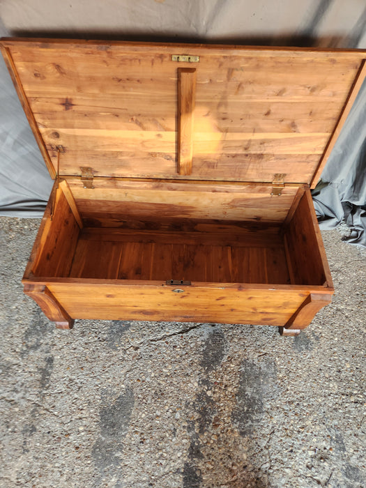 CEDAR BLANKET CHEST