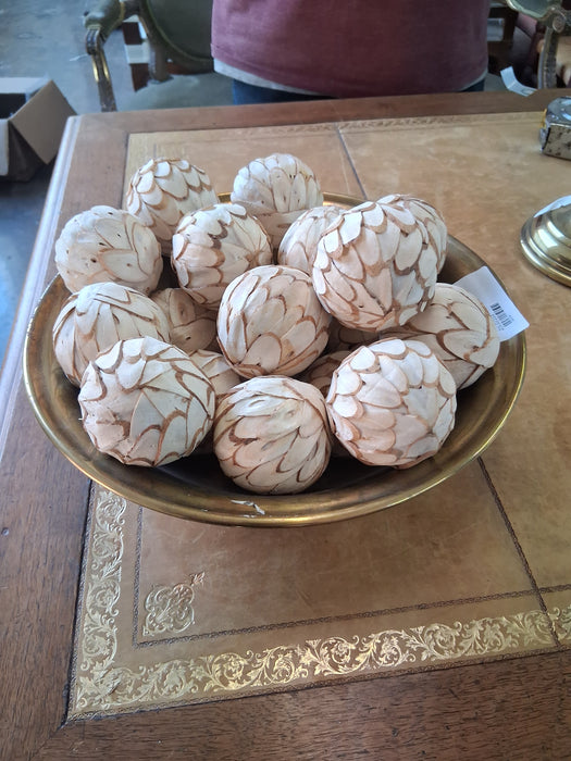 BRASS BOWL WITH DECOR BALLS