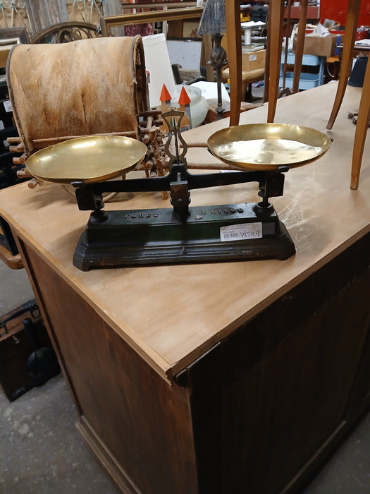 5 KILO CAST IRON COUNTER SCALE AND WEIGHTS