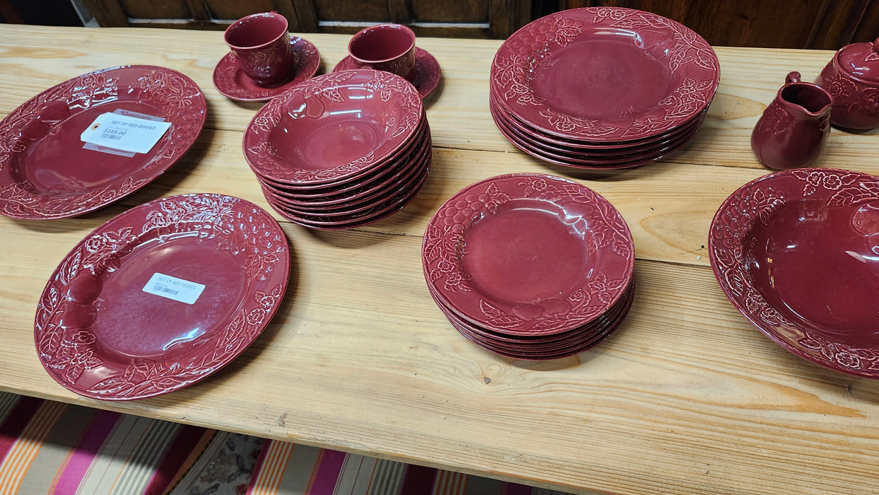 SET OF RED DISHES