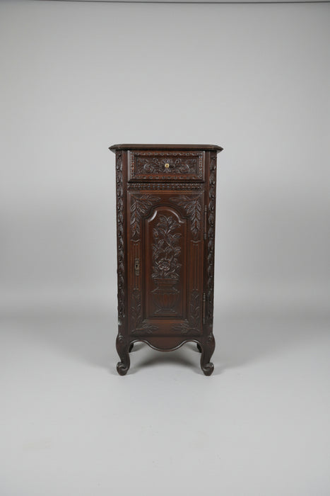 18TH CENTURY NARROW PEGGED DOOR JAM CABINET