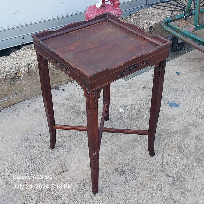 CHIPPENDALE SIDE TABLE WITH STRETCHER