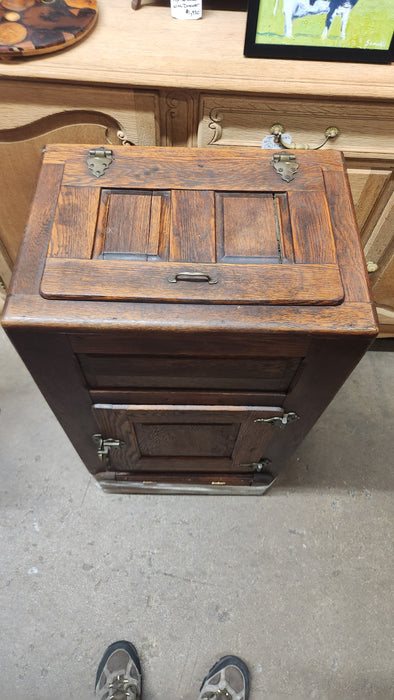 SMALL OAK AMERICAN ICE BOX