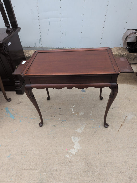QUEEN ANNE MAHOGANY END TABLE WITH PULLOUT