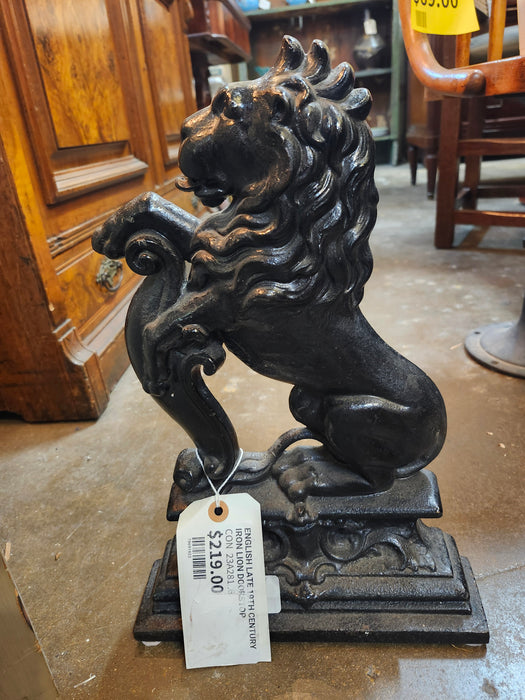 ENGLISH LATE 19TH CENTURY IRON LION DOORSTOP