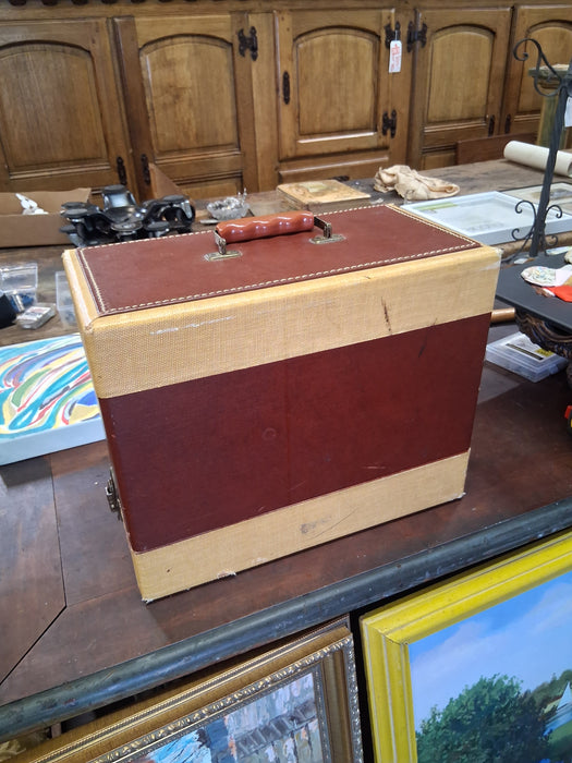 VINTAGE FEATHERWEIGHT SINGER SEWING MACHINE IN CARRY CASE