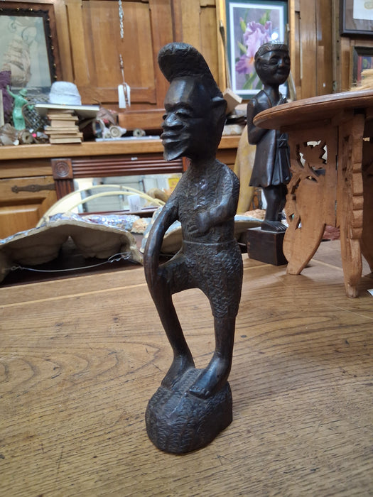 SMALL CARVED MAN WITH RAISE KNEE FIGURE