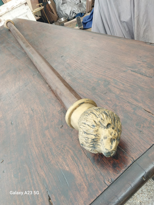 DRAPERY ROD WITH LION HEADS