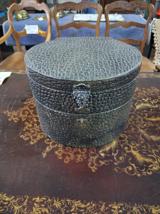 COLLAR BOX WITH FAUX ALLIGATOR COVER