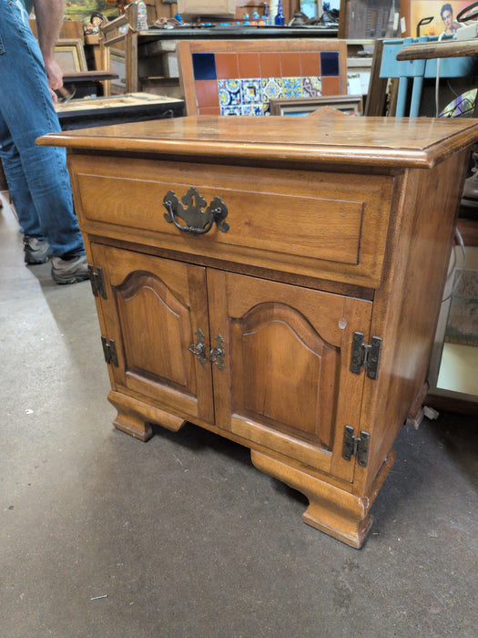 EARLY AMERICAN STYLE BRACKETT FOOT 2 DOOR STAND