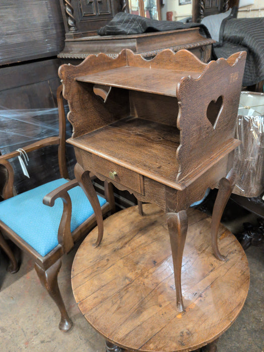 SMALL OAK 2 TIER STAND WITH CABRIOLE LEG