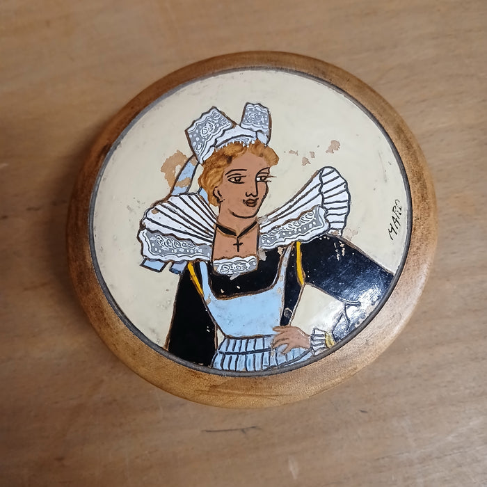 SMALL ROUND BOX WITH PAINTED LADY
