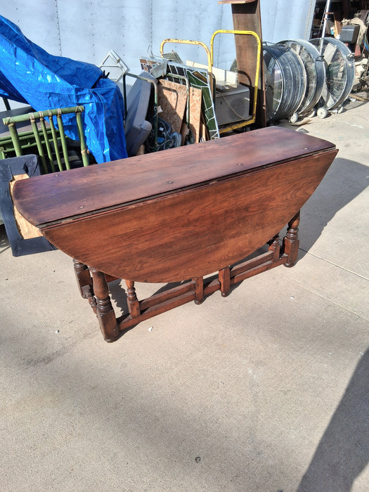 SMALL OAK TURN OF THE CENTURY WAKE TABLE