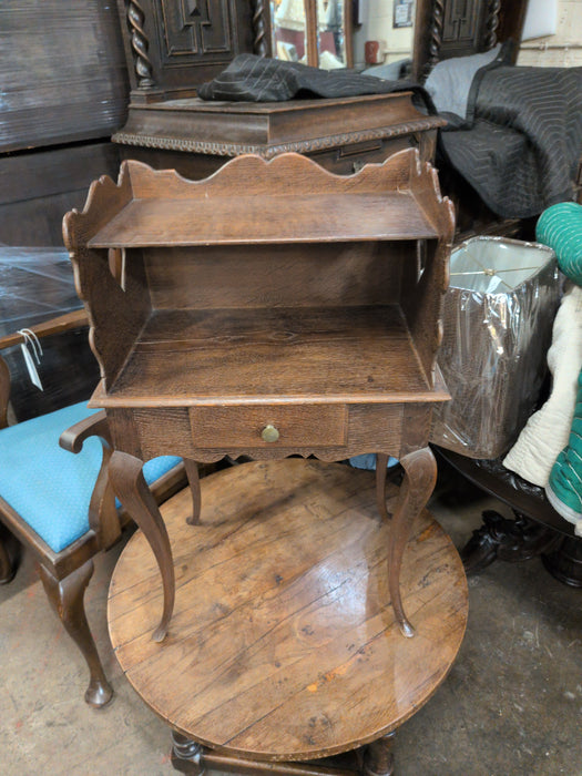 SMALL OAK 2 TIER STAND WITH CABRIOLE LEG