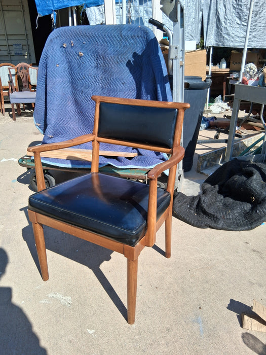 MID CENTURY ARM CHAIR