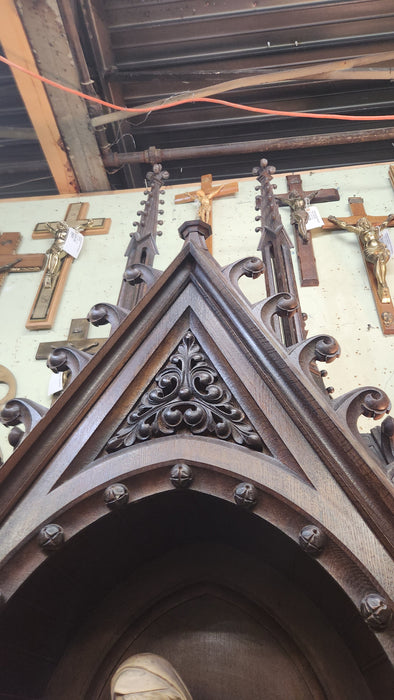 CARVED 19TH CENTURY GOTHIC OAK NICHE