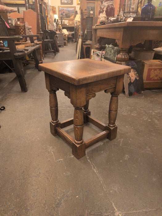 TURNED LEG OAK TABORET