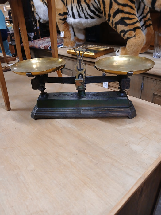 5 KILO CAST IRON COUNTER SCALE AND WEIGHTS
