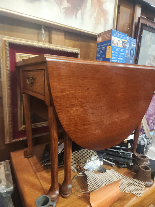 MAHOGANY QUEEN ANNE DROP LEAF SIDE TABLE