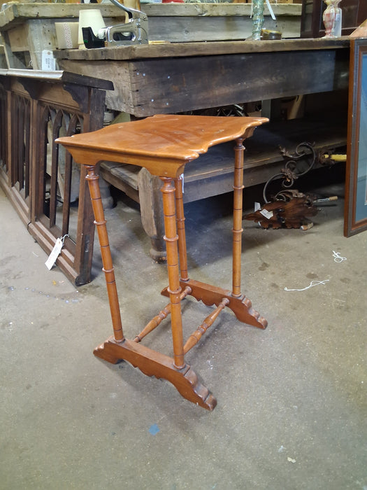 PETITE ENGLISH SIDE TABLE