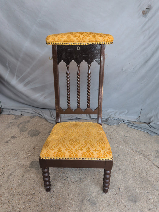 BIEDERMIER KNEELER
