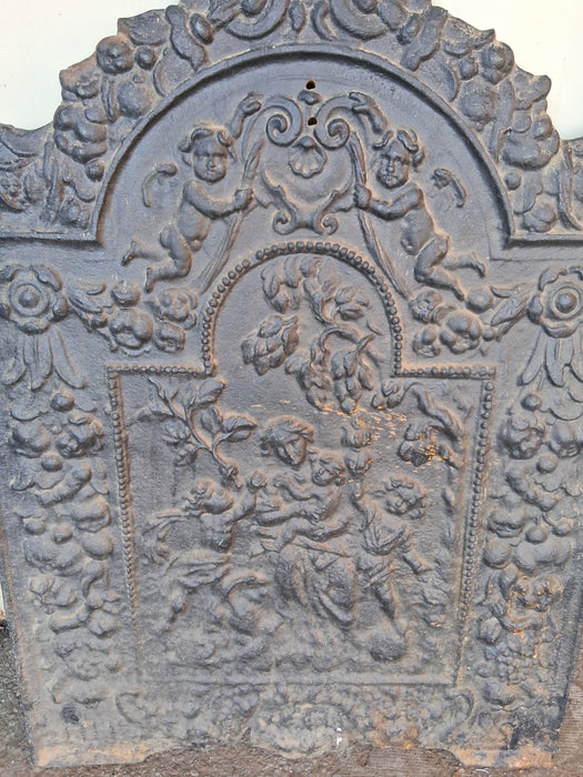 LARGE IRON FIRE BACK WITH RELIEF